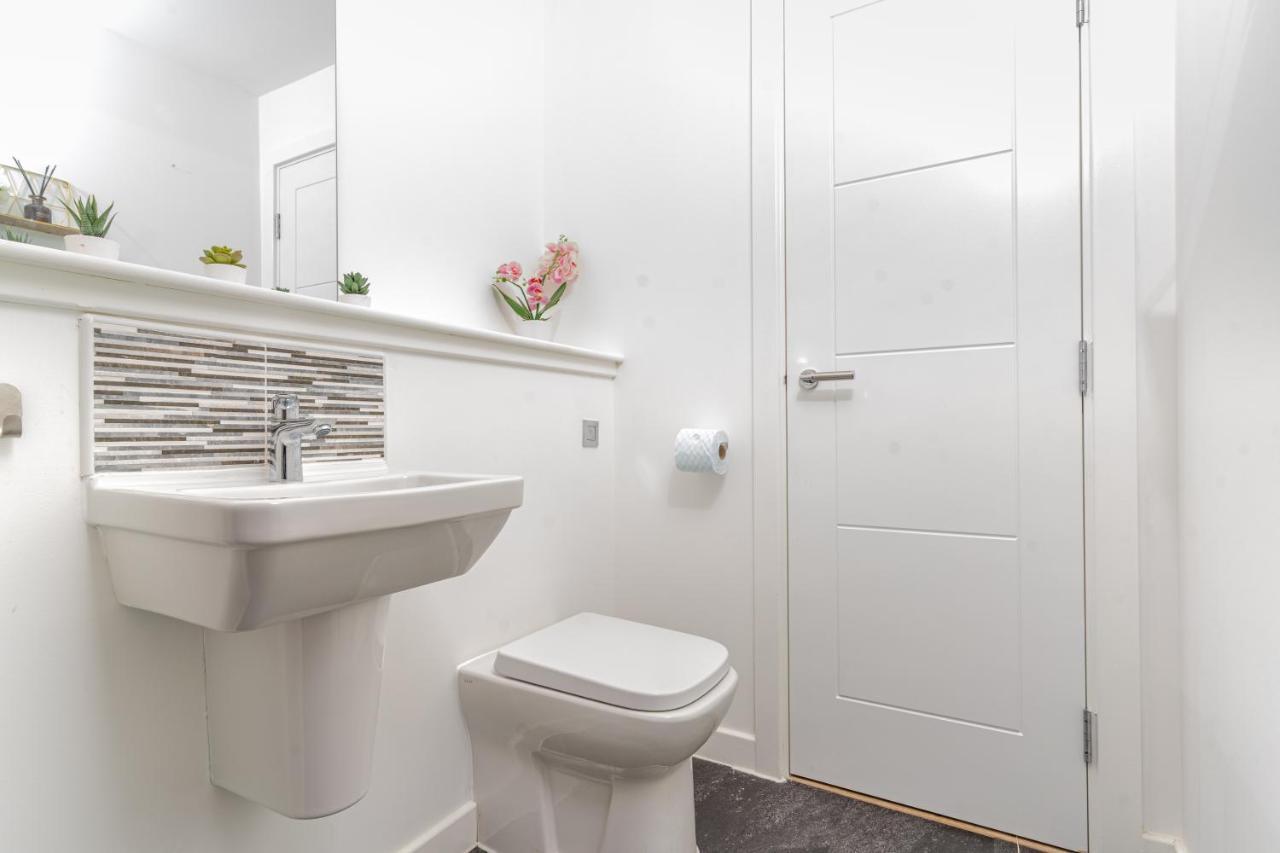 Spacious 3 Bedroom House In Glasgow City With Private Parking & Garden المظهر الخارجي الصورة